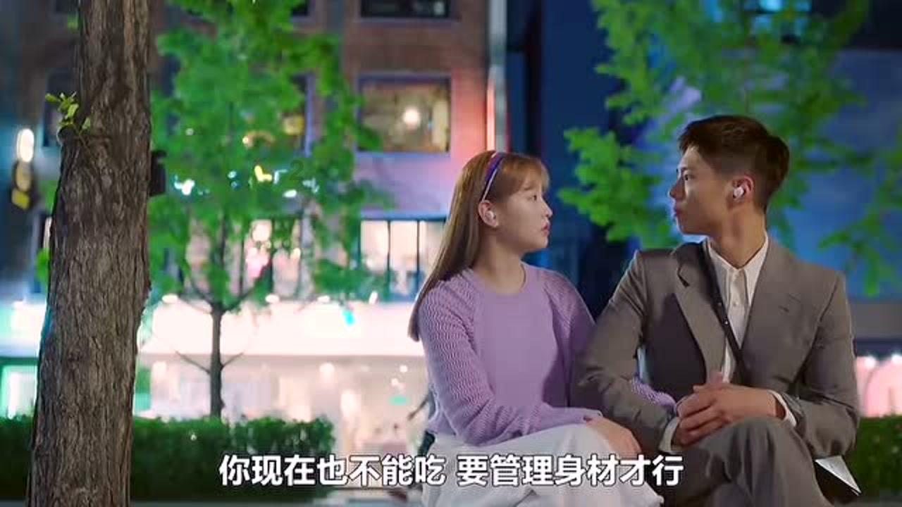 范楷与信义光能控股有限公司投资总监魏刚就光伏玻璃项目进行洽谈