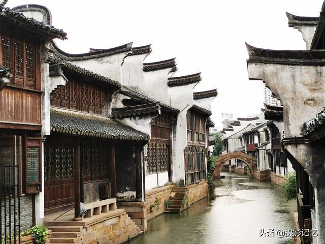 救援爱图画的男孩
